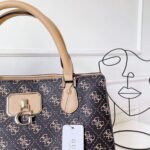 حقيبة نسائية من جيس Guess باللونين الأسود والبيج