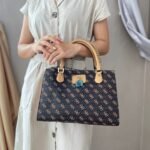 حقيبة نسائية من جيس Guess باللونين الأسود والبيج