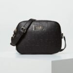حقيبة كروسبودي سوداء من جيس Guess للنساء موديل Hwvd66 91120Bla