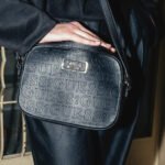 حقيبة كروسبودي سوداء من جيس Guess للنساء موديل Hwvd66 91120Bla