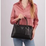 حقيبة يد نسائية سوداء من Guess جيس Hwvg8130060