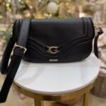 حقيبة يد نسائية سوداء من Guess ، حقيبة كتف Hwbg7993200