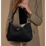 حقيبة كتف نسائية سوداء من جيس Guess ، موديل Hwevg839002