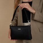 حقيبة كتف نسائية سوداء من جيس Guess ، موديل Hwevg839002