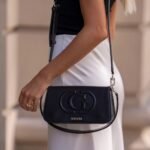 حقيبة كتف نسائية سوداء من جيس Guess ، موديل Hwevg951320