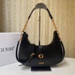 حقيبة كتف نسائية سوداء من Guess ، موديل HWVA9329180