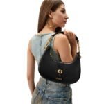 حقيبة كتف نسائية سوداء من Guess ، موديل HWVA9329180