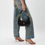حقيبة كتف نسائية سوداء من Guess ، موديل HWVA9329180