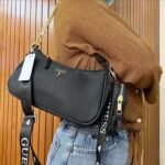 حقيبة كتف نسائية سوداء من جيس Guess