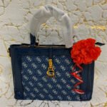 حقيبة يد نسائية من جيس Guess باللونين الأزرق والأبيض ، موديل Hwda9213060