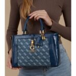 حقيبة يد نسائية من جيس Guess باللونين الأزرق والأبيض ، موديل Hwda9213060