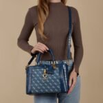 حقيبة يد نسائية من جيس Guess باللونين الأزرق والأبيض ، موديل Hwda9213060