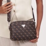 حقيبة كروس بودي بنية اللون من Guess للنساء Hwqg8778140