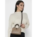 حقيبة يد نسائية بنية اللون من جيس Guess ، موديل BG837777 ، لون لاتيه
