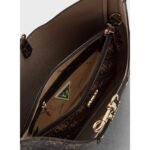 حقيبة كتف نسائية بنية اللون من جيس Guess ، موديل Hwesg839002