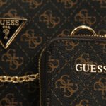 حقيبة كتف نسائية بنية اللون من جيس Guess