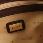 حقيبة كتف نسائية بنية اللون من جيس Guess