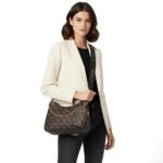 حقيبة كتف نسائية بنية اللون من جيس Guess