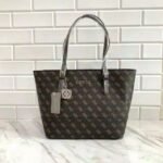 حقائب كتف نسائية بنية اللون من جيس Guess