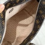 حقائب كتف نسائية بنية اللون من جيس Guess