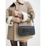 حقيبة كتف نسائية من جيس Guess باللون الأسود الفحمي Hwesg951320