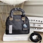 حقيبة يد نسائية من Guess ، لون فحمي ، موديل Hwsg7737050