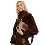 حقيبة كتف نسائية من جيس Guess بلون بني لاتيه ، موديل Hwesg951320