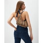 حقيبة كتف نسائية من جيس Guess ، لون بني فاتح ، شعار لاتيه ، موديل Hwsg9000180