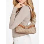 حقيبة كروسبودي نسائية من Guess بشعار جيس لاتيه ، لون بني فاتح ، رقم الموديل Hwsg7993730 Ltl