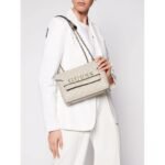 حقائب نسائية من جيس Guess باللون الرمادي الفاتح Hwvg7970210