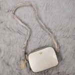 حقيبة كروسبودي بيضاء من جيس Guess للنساء طراز H2000029517624