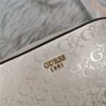 حقيبة كروسبودي بيضاء من جيس Guess للنساء طراز H2000029517624
