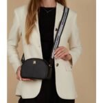 حقيبة كروس بودي سوداء من تومي هيلفيغر للنساء Aw0Aw16679