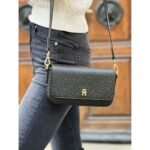 حقيبة كروس بودي سوداء من تومي هيلفيغر للنساء Aw0Aw18002