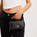 حقيبة يد وكتف نسائية سوداء من تومي هيلفيغر AW0AW14511