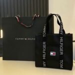 حقيبة يد نسائية سوداء من تومي هيلفيغر