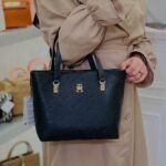 حقيبة يد نسائية سوداء من تومي هيلفيغر Aw0Aw16002