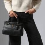 حقيبة كتف نسائية سوداء من تومي هيلفيغر Aw0Aw17926