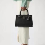 حقيبة كتف نسائية سوداء من تومي هيلفيغر Aw0Aw17926