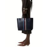 حقيبة كتف نسائية سوداء من تومي هيلفيغر Aw0Aw16409