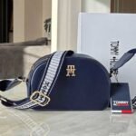 حقيبة كروس بودي زرقاء من تومي هيلفيغر للنساء Aw0Aw16682