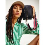 حقيبة كروس بودي نسائية من تومي هيلفيغر باللون الأزرق الداكن Aw0Aw12184