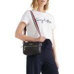 حقيبة كروس بودي نسائية من تومي هيلفيغر باللون الأزرق الداكن Aw0Aw12184