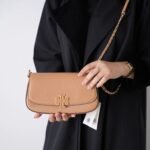 حقيبة كروسبودي بنية اللون من توري بورش للنساء ، رقم الموديل 138772 ، لون موس