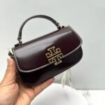 حقيبة كروسبودي بنية اللون من توري بورش للنساء، رقم الموديل 153726، لون تيمبرانيلو