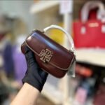حقيبة كروسبودي بنية اللون من توري بورش للنساء، رقم الموديل 153726، لون تيمبرانيلو