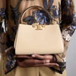 حقيبة كتف نسائية من توري بورش بلون كريمي فاتح 159379 100